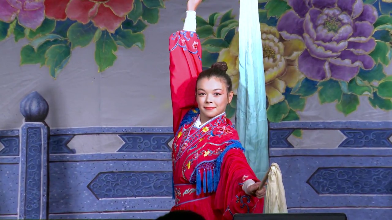[长绸舞]领衔主演：刘可欣 主办单位：纽约中华公所 演出单位：美华艺术协会