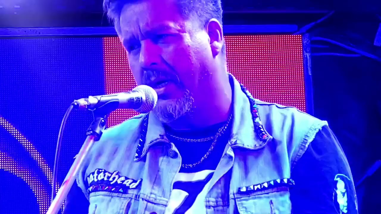 KGB rock, tributo a RIFF,  la banda entrego todo su poder con esta  versión de ojo animal.