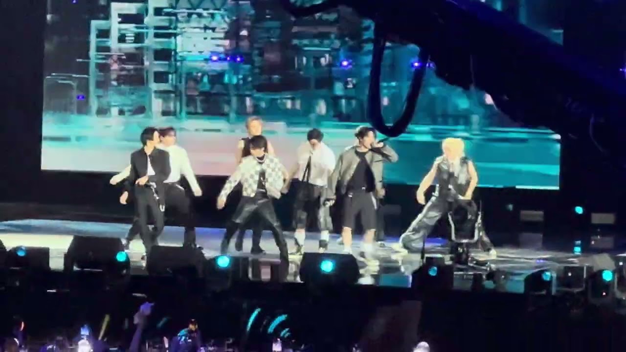Stray Kids part 1 live in Paris le gala des pièces jaunes 2024  2024