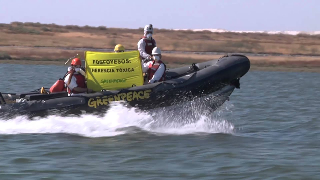 Denunciamos la contamicación del estuario de Huelva a bordo del Arctic Sunrise