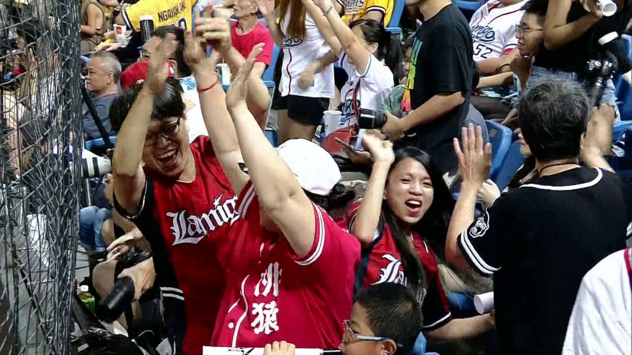 09/04 兄弟 vs Lamigo 賽後，陽耀勳轟出關鍵兩分全壘打，獲單場MVP