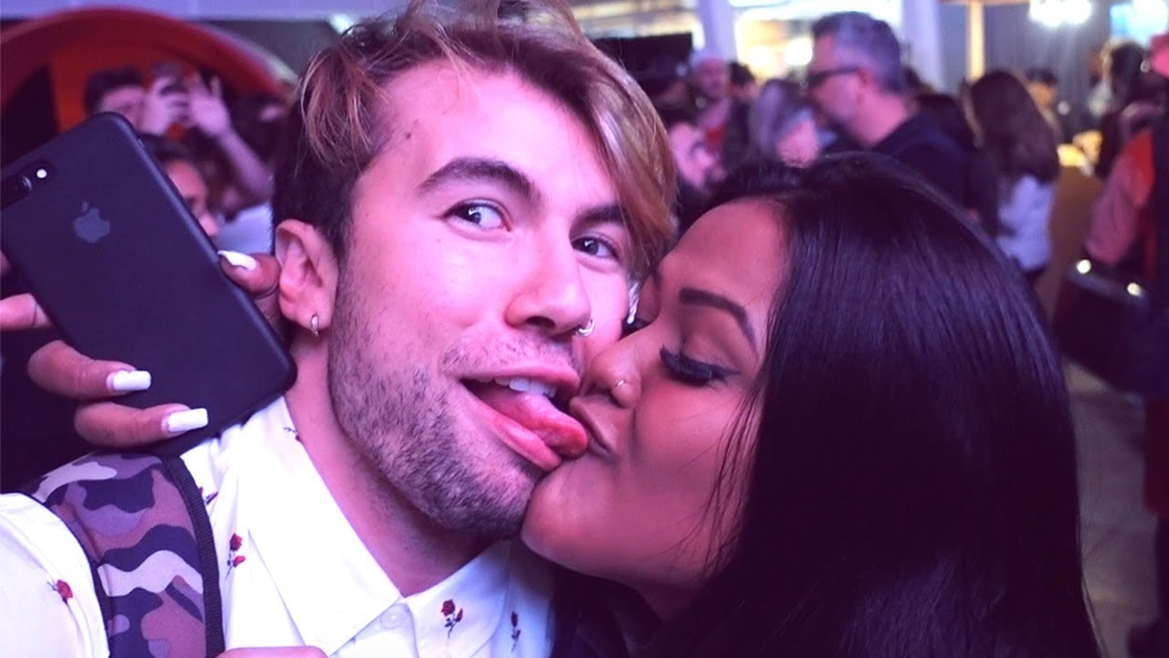BEIJEI A CAMILA LOURES NA FESTA DO YOUTUBE SPACE ‹ Carlos Santana ›