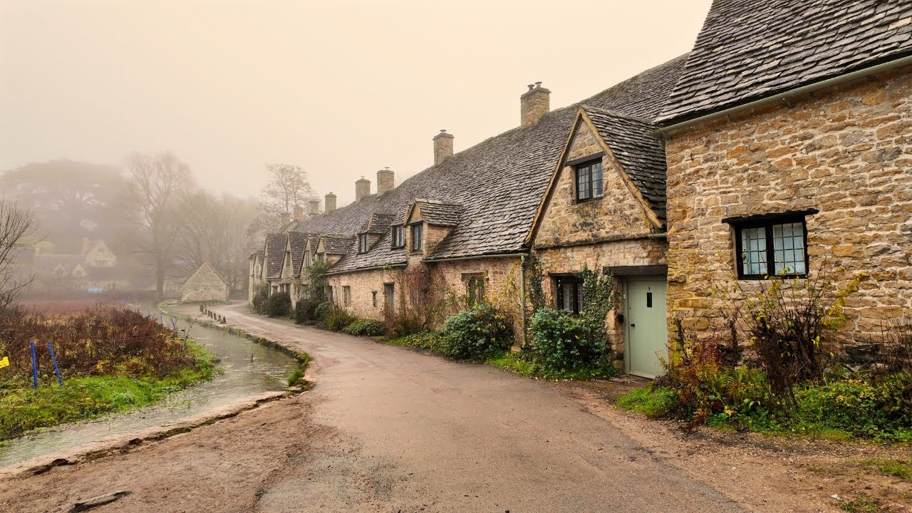 Luxury Christmas Lights & Foggy Early Morning Walk in Bibury – Magical Cotswolds Dream at Dawn