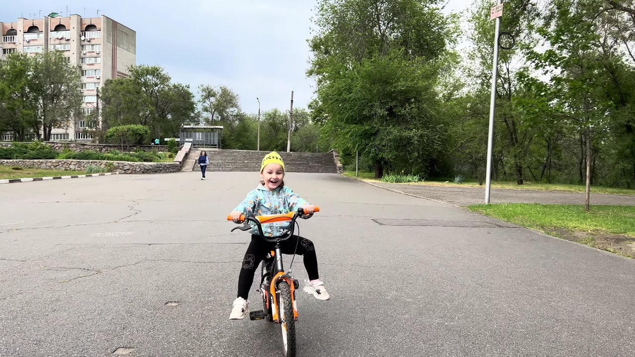 Софійка підкорює велосипед! 🚲 Навчання в парку Перемоги. Запоріжжя