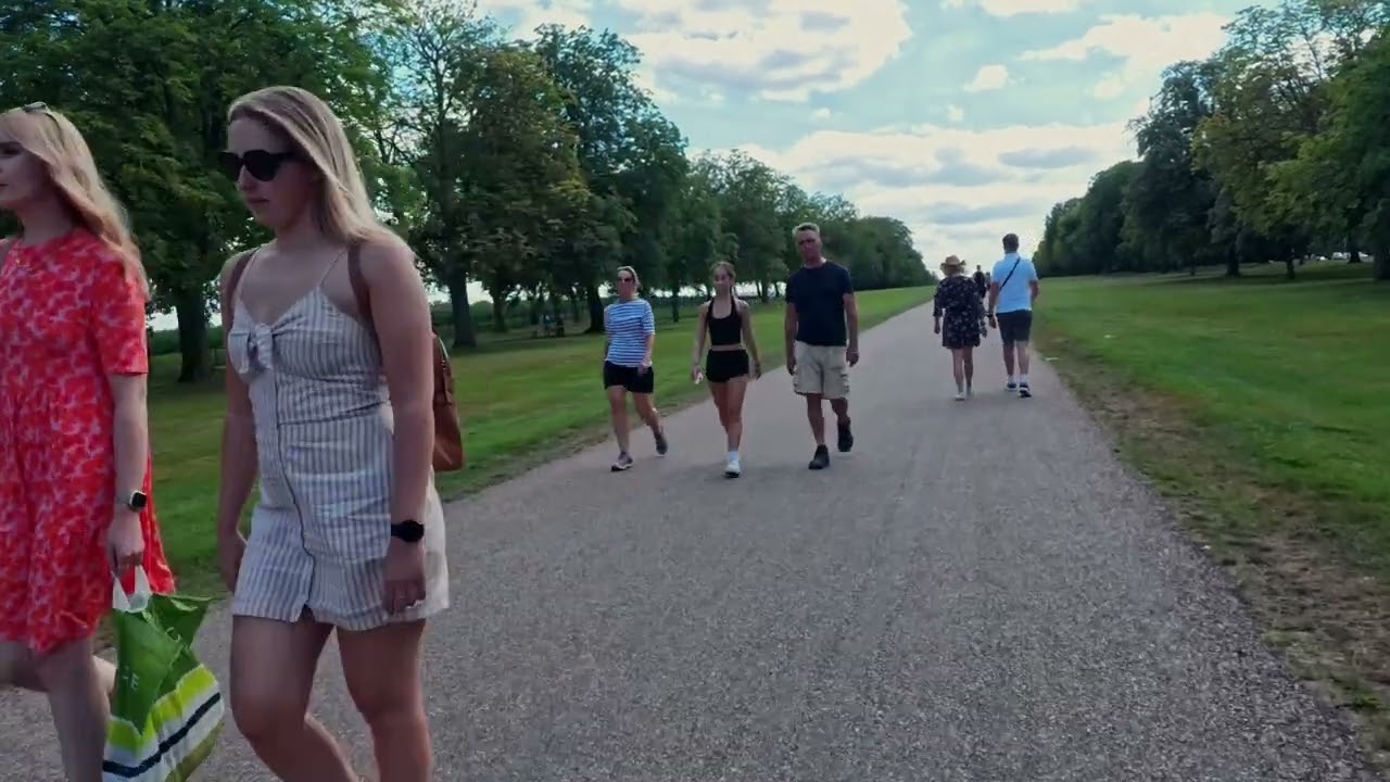 The Long Walk at Windsor: A Majestic Stroll to Windsor Castle! 🌳👑