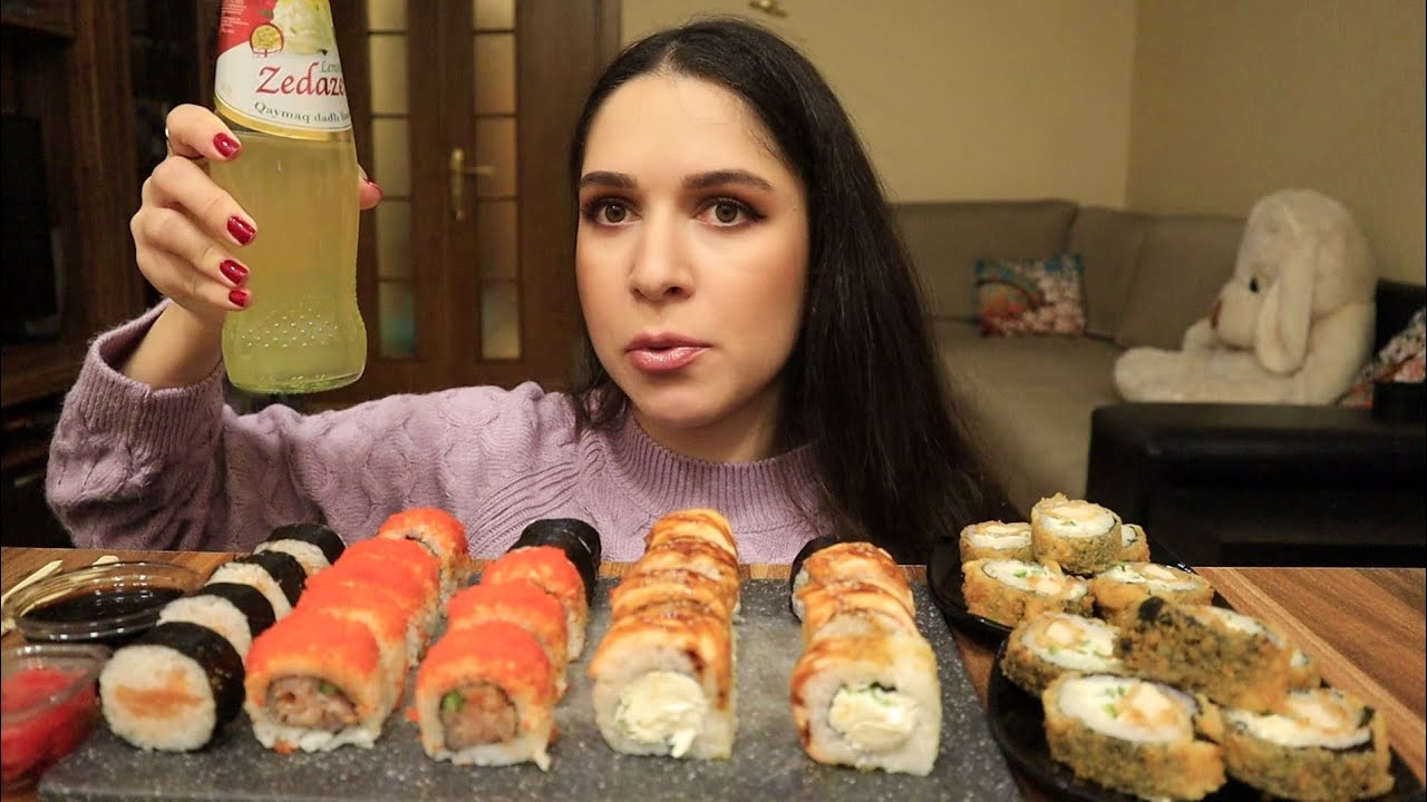 ГДЕ И С КЕМ Я ЖИВУ? МУКБАНГ СУШИ/РОЛЛЫ🍣 #askfatima #sushi