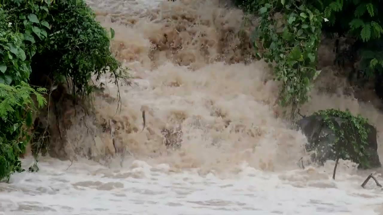 Chuva intensa faz rio extravasar e provoca alagamentos em Piracicaba