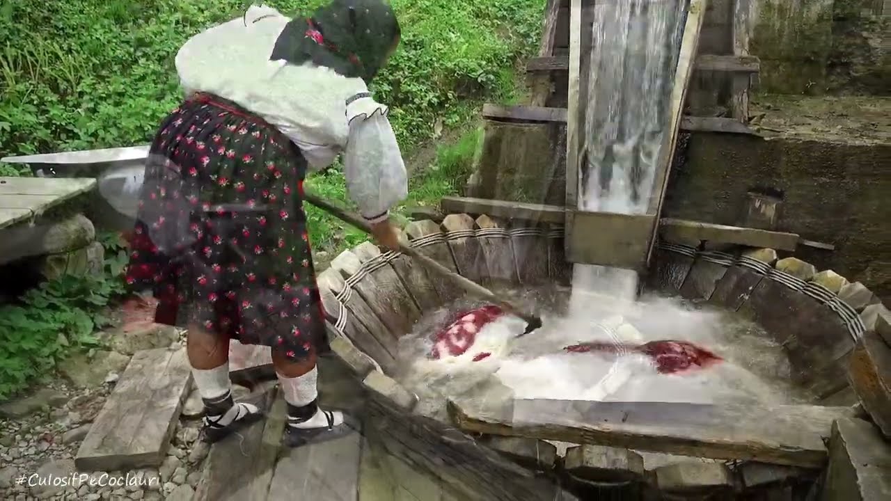 În Săptămâna Mare, la vâltoarea mătușii ”Măria a lu' Mnihai lu' Vasâloc” din BÂRSANA, jud. Maramureș