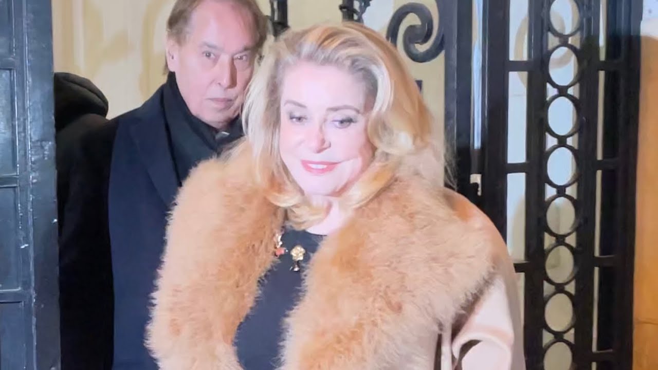 CATHERINE DENEUVE AU DÉFILÉ JEAN PAUL GAULTIER HAUTE COUTURE PAR HAIDER ACKERMANN À PARIS