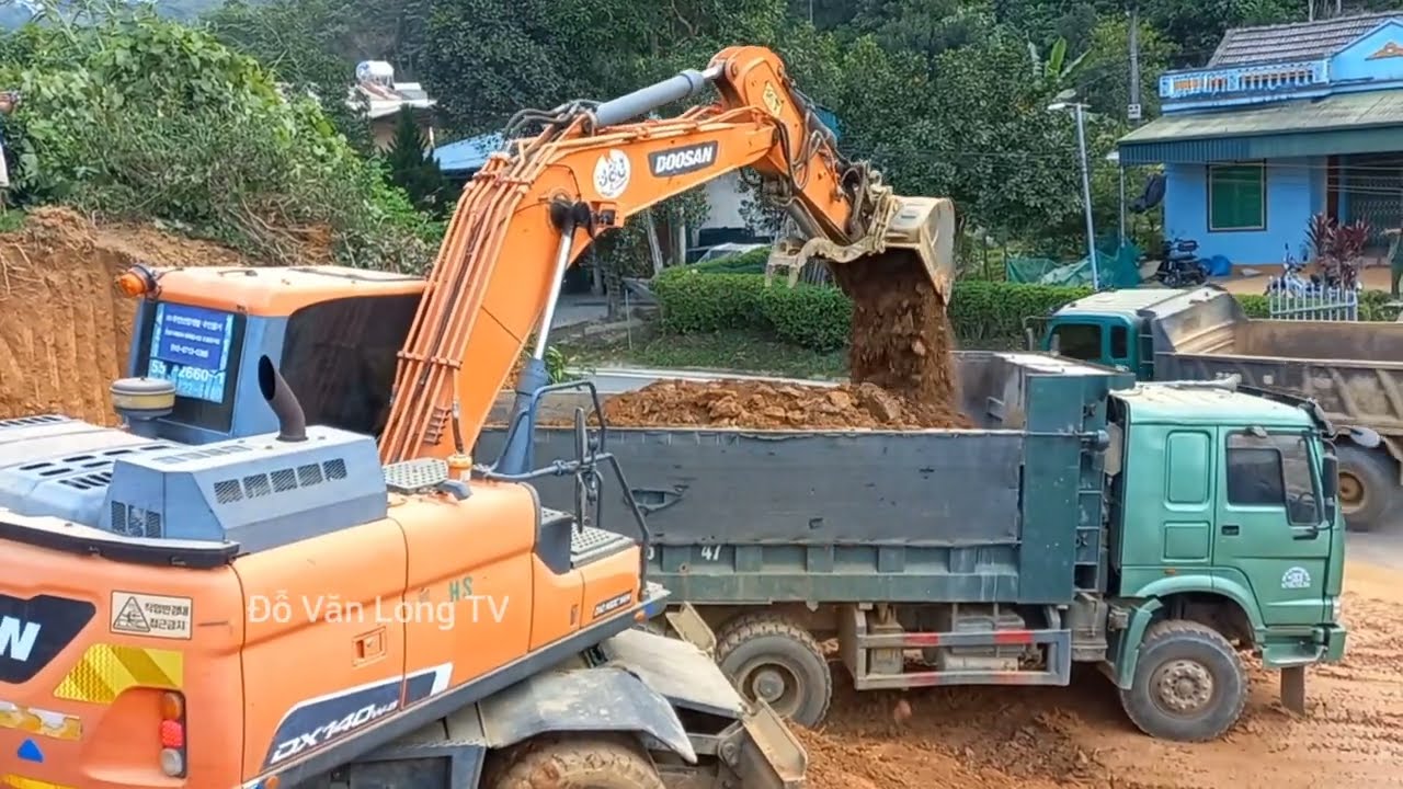 Máy xúc doosan 140w-5 ô tô ben