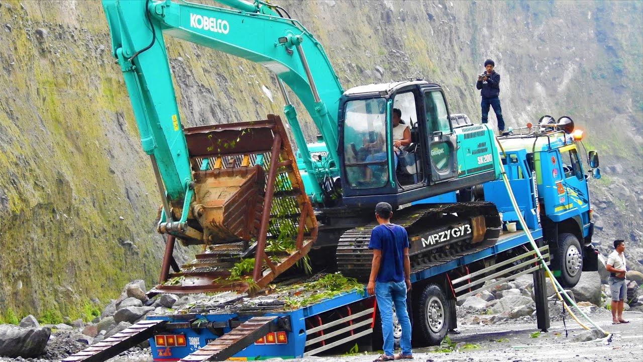 SK200 Kobelco Excavator Transport With Fuso Self Loader Truck