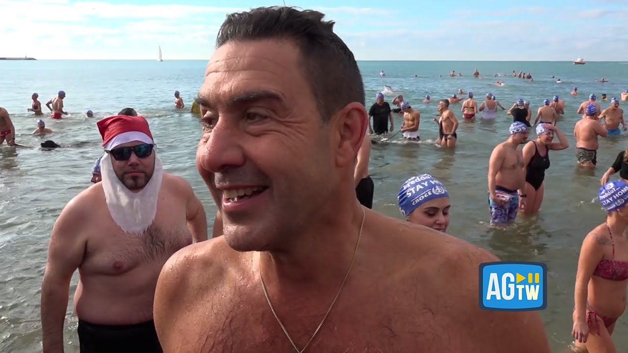 Vannacci e il tuffo in mare a Viareggio: «L'accappatoio damascato? L'ho lasciato a Roma»
