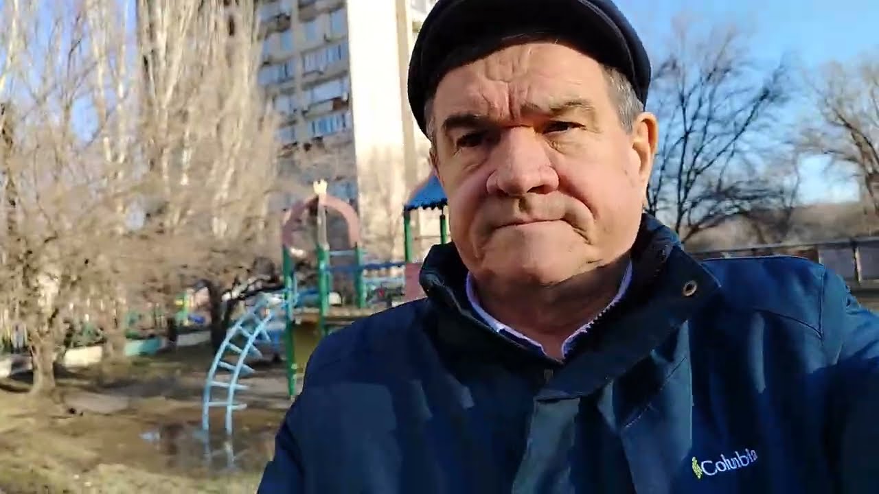 Рядом с детской площадкой на улице Луконина,12к.2 образовалась течь на трубопроводе,