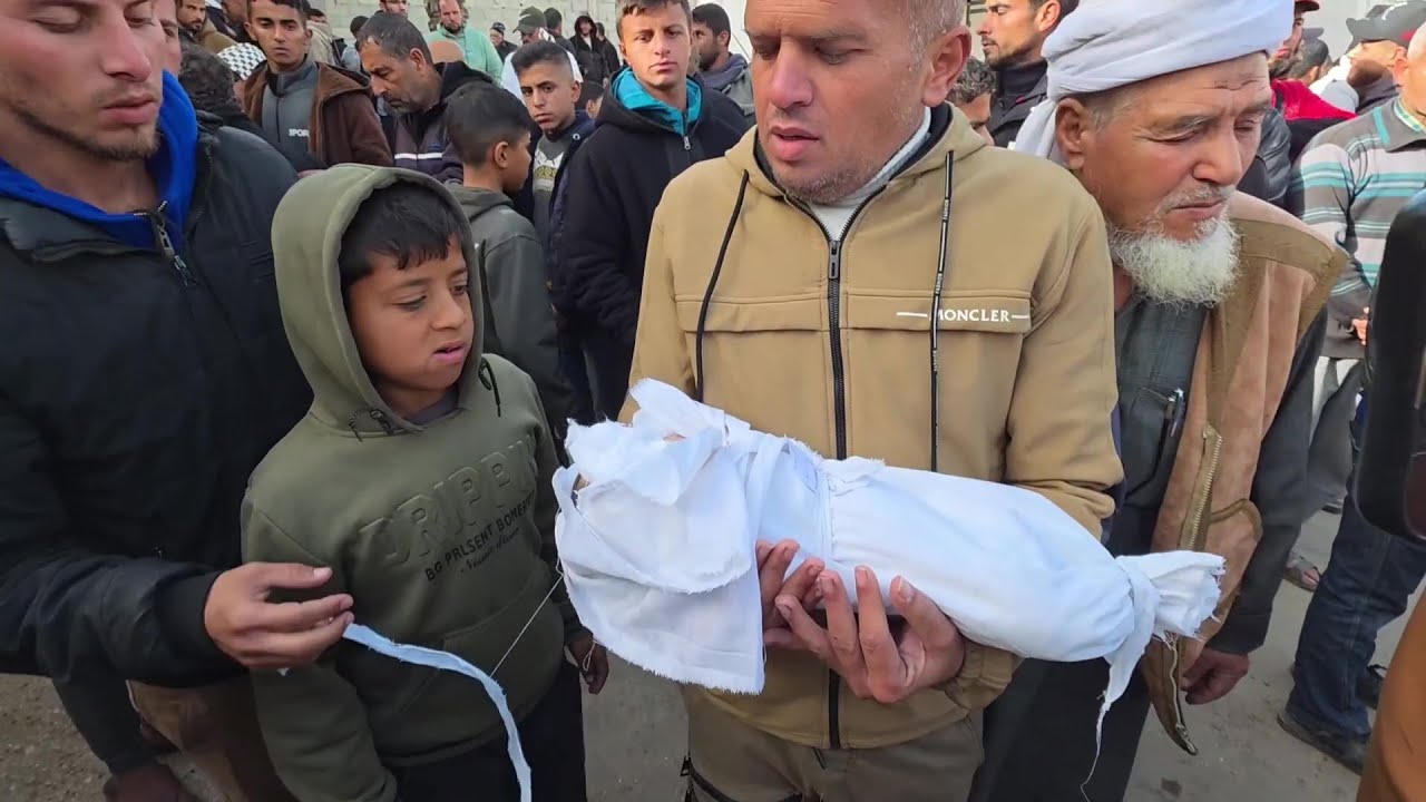 تشييع الرضيعة سجود عليان التي قضت بعد أسبوع من ولادتها بسبب حرمانها من العلاج خارج غزة