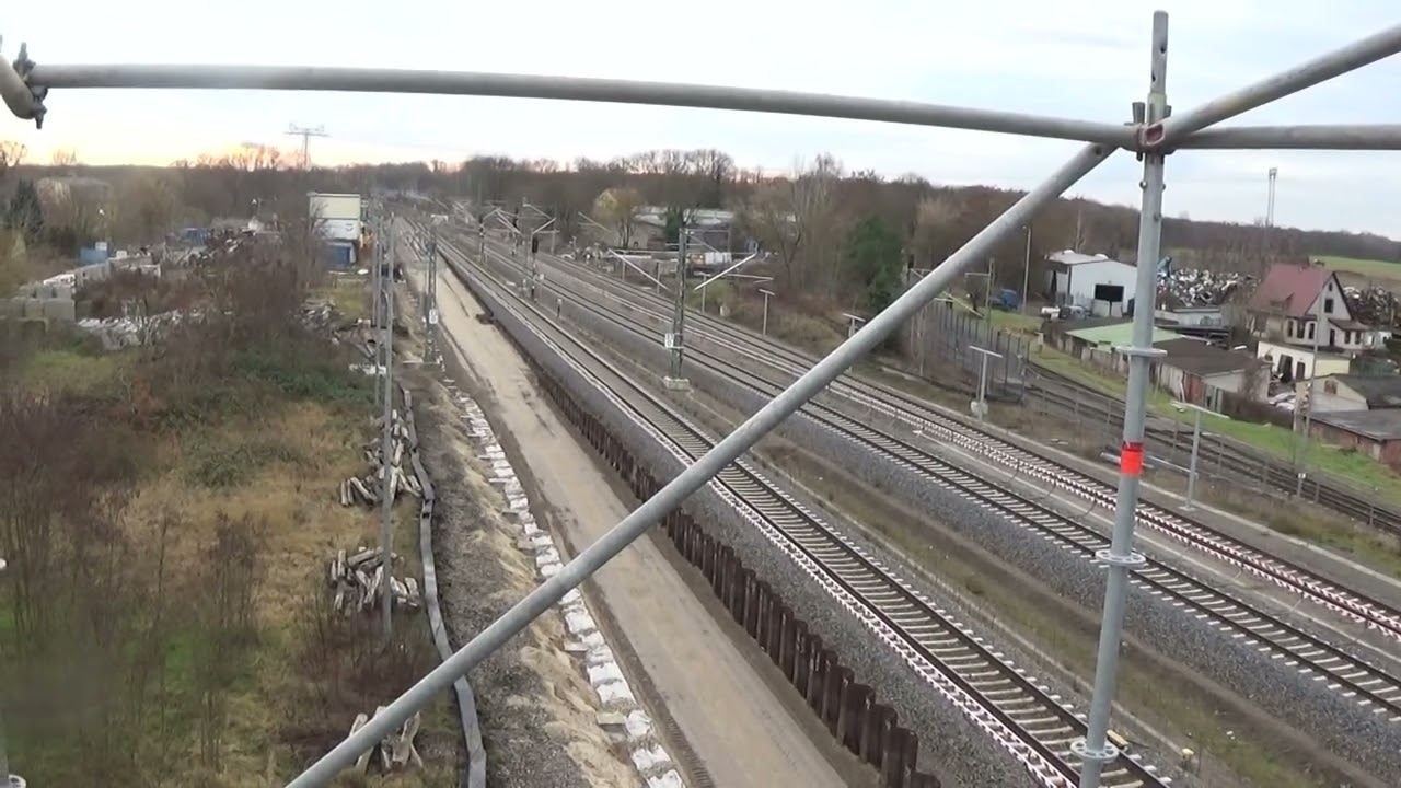 Blick von der FusgöngerBrücke auf die Baustelle am Bahnhof Zossen ( DresdenerBahn )