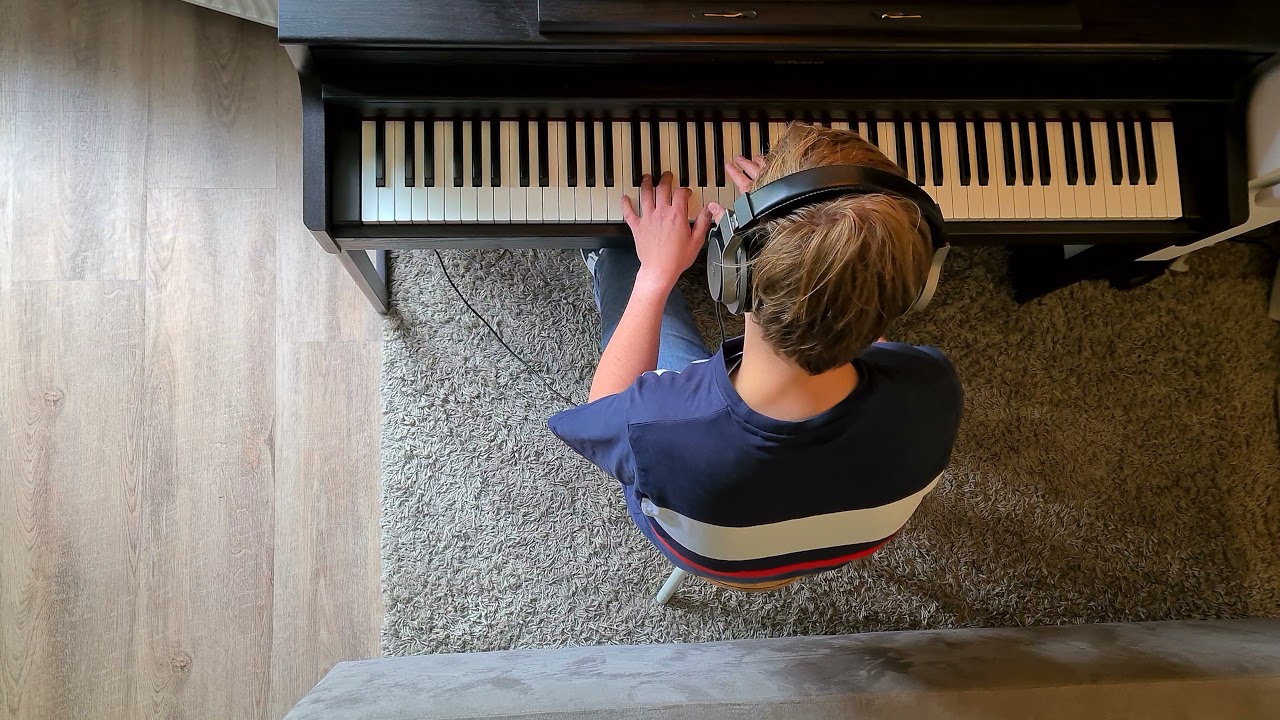 Oltremare (Einaudi) on a Roland HP704 digital piano - Dennis Broeckx