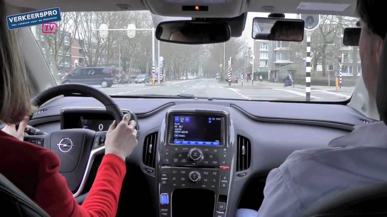 Rijles in een elektrische Opel Ampera lesauto (VerkeersProTV)