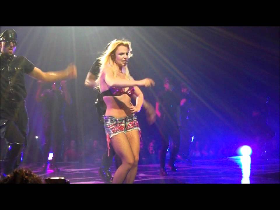 Britney Spears - Womanizer Live in Detroit 7/28/2011 [HD]