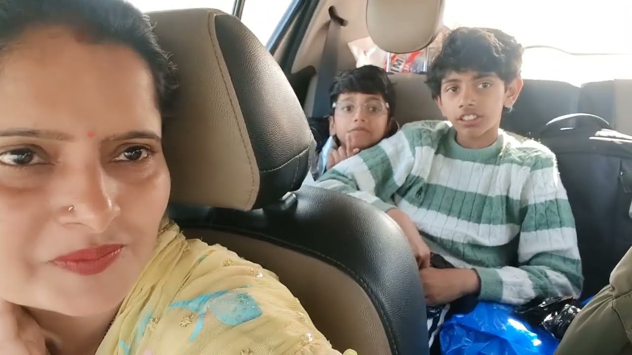 छुट्टियां हुई खत्म 😔 पहुंच गए वापस भागम भाग वाली जिंदगी में 😊💐
