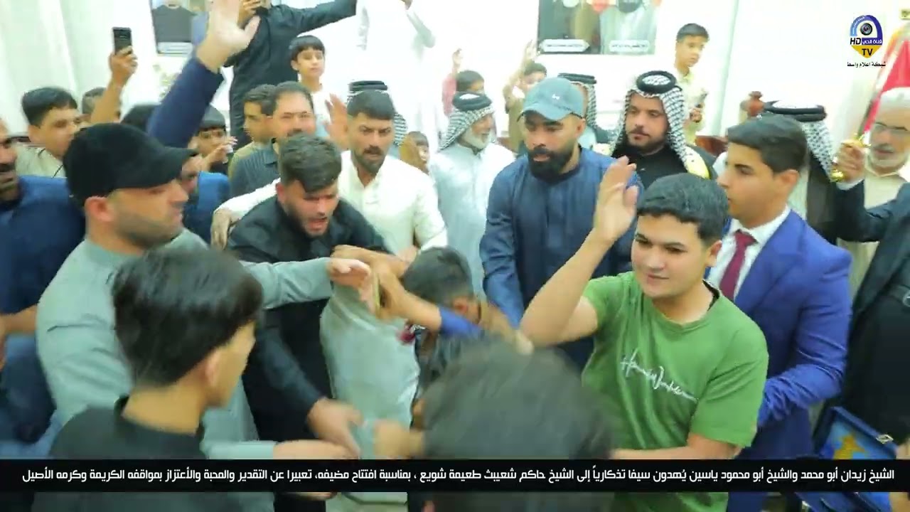 الشيخ زيدان أبو محمد والشيخ أبو محمود ياسين يُهدون سيفا تذكارياً إلى الشيخ حاكم شعيبث طعيمة شويع 
