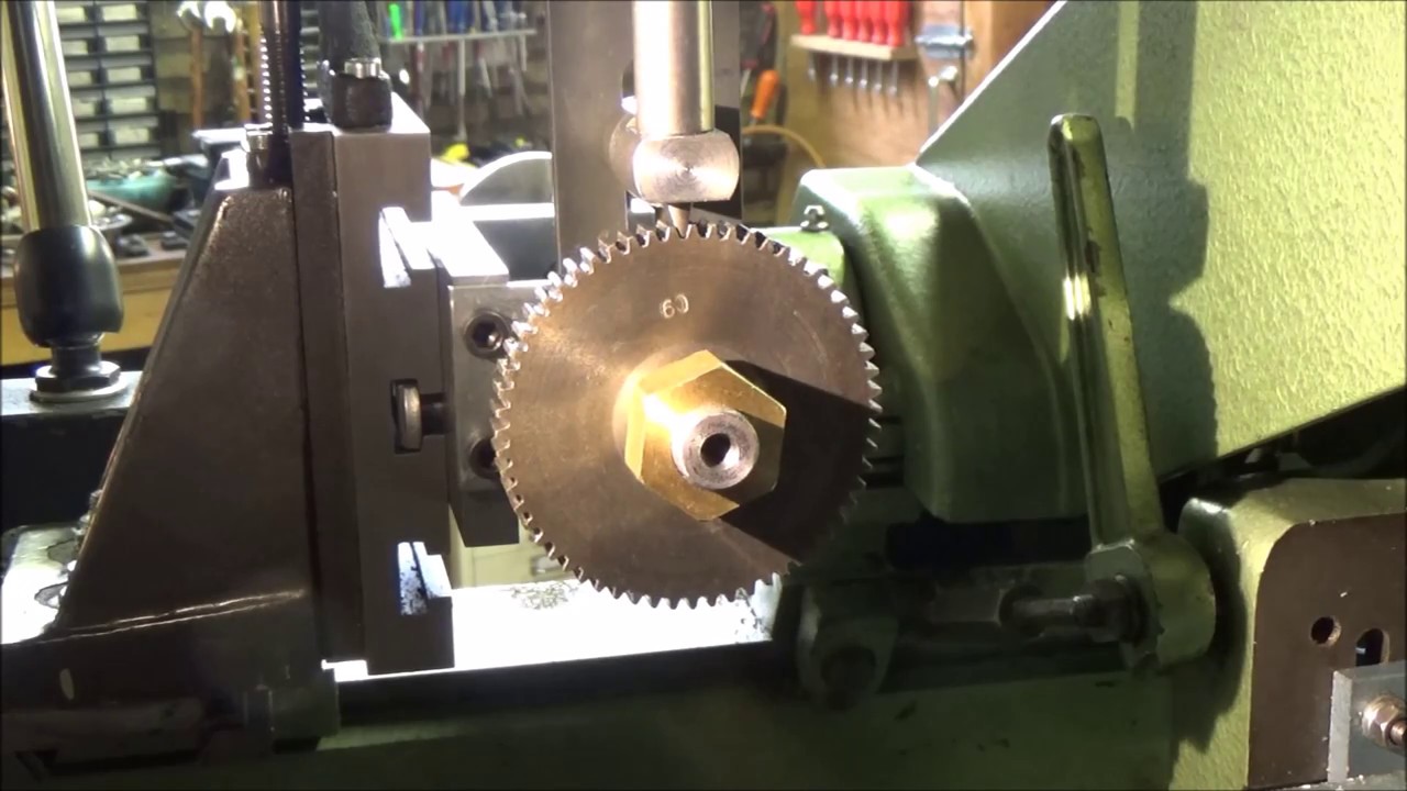 Cutting gears with a lathe