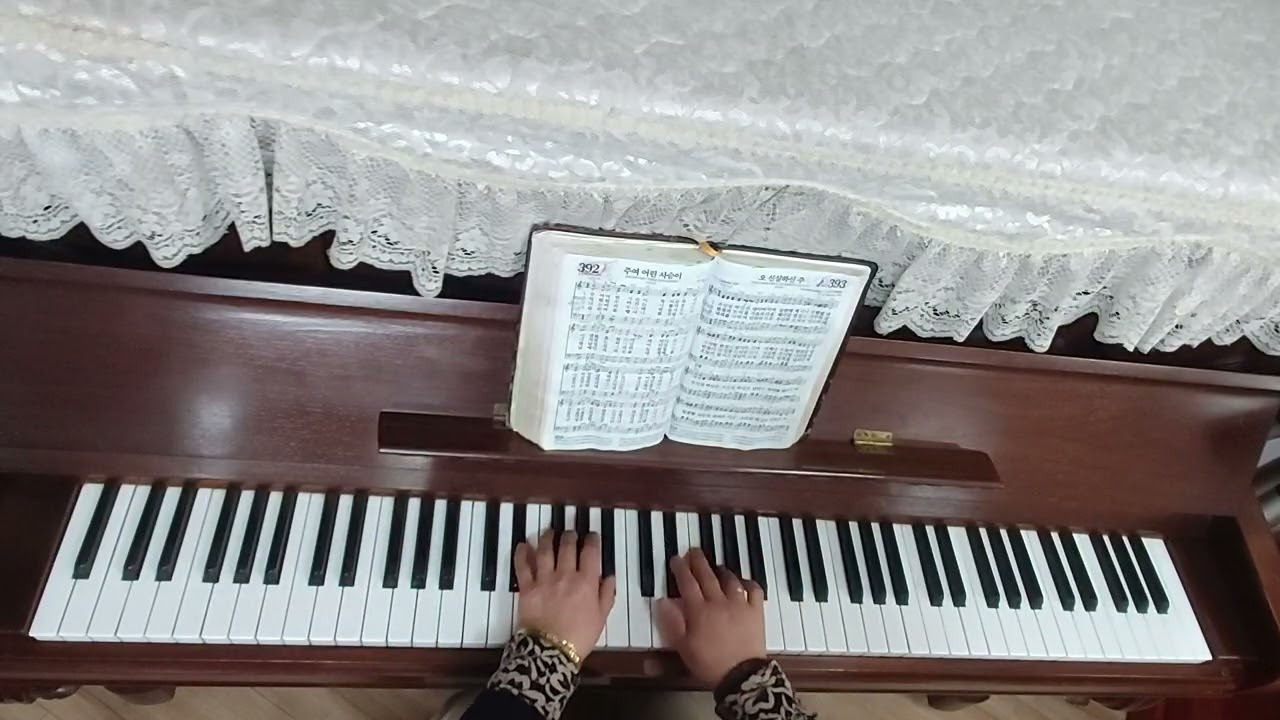 393장(오 신실하신 주)1절은 악보대로 2,3절은 반주자들을 위한 저의 자유연주(2절:슬로우왈츠 3절:아르페지오)인도와 보호 찬송 34곡중 24번째 찬송입니다.