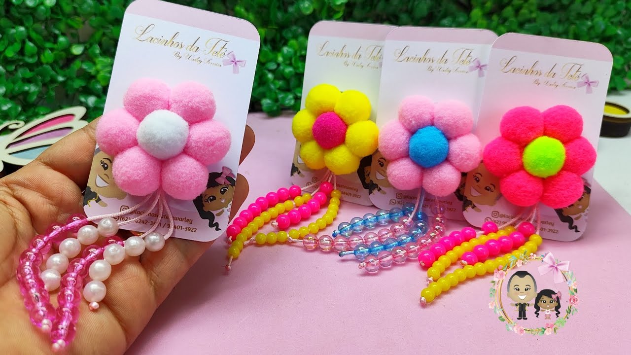 Flor de pompom na xuxinha com penduricalhos de pérolas. Dica para iniciantes 🎀
