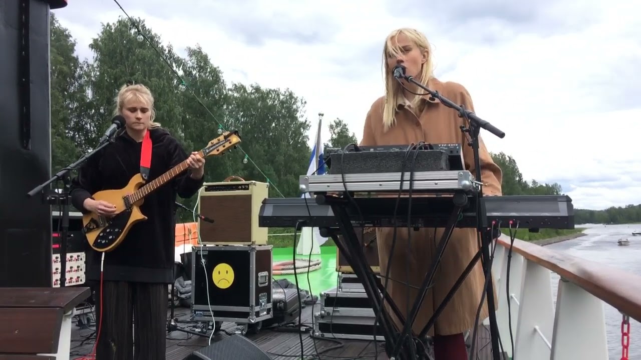 Maustetytöt: Mä loistan kuin hämärä