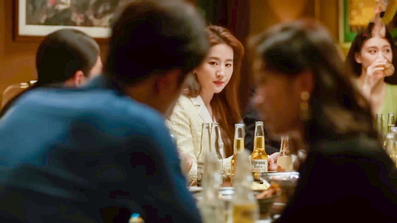 總裁和小三當眾調情，妻子瀟灑離開連夜出國，他找不到她徹底慌了！