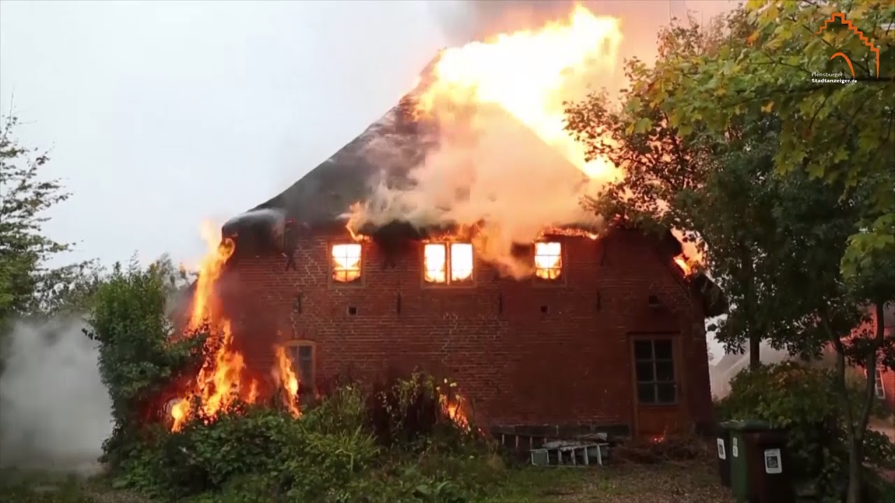Blitzschlag setzt Reetdachhaus in Brand