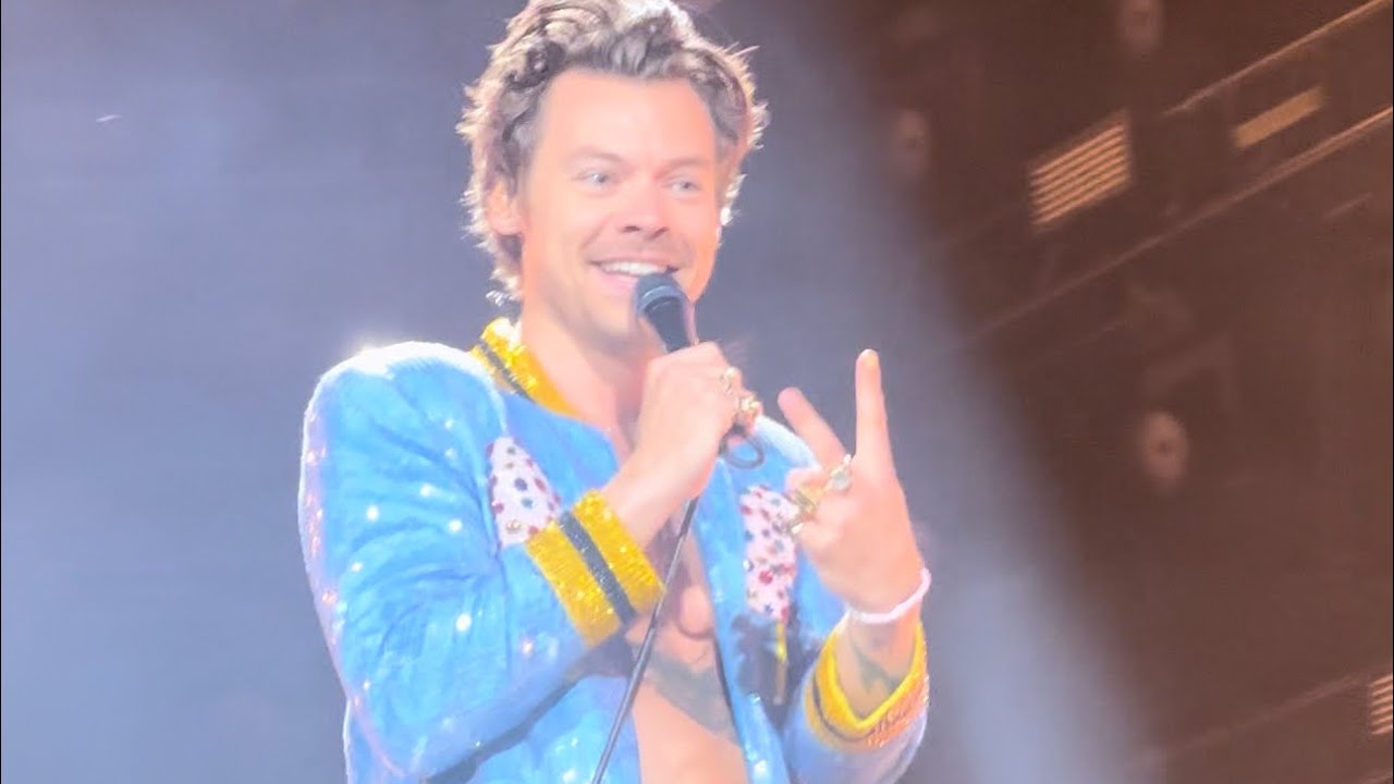 harry having fun with French fans, Paris night 2 HSLOT
