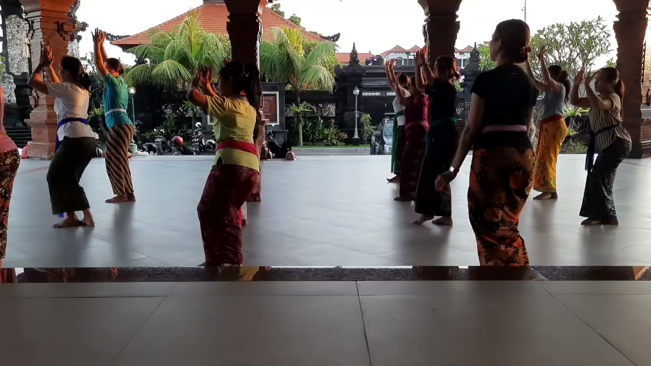 Rejang TAKSU BHUWANA (Latihan). Karya Cipta : Ratu Guru Ghanta,  Pasraman Ghanta Yoga