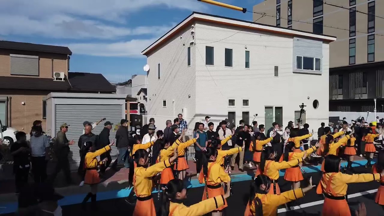 2024.11.10 長岡京市ガラシャ祭 京都橘高校吹奏楽部踏切を渡る