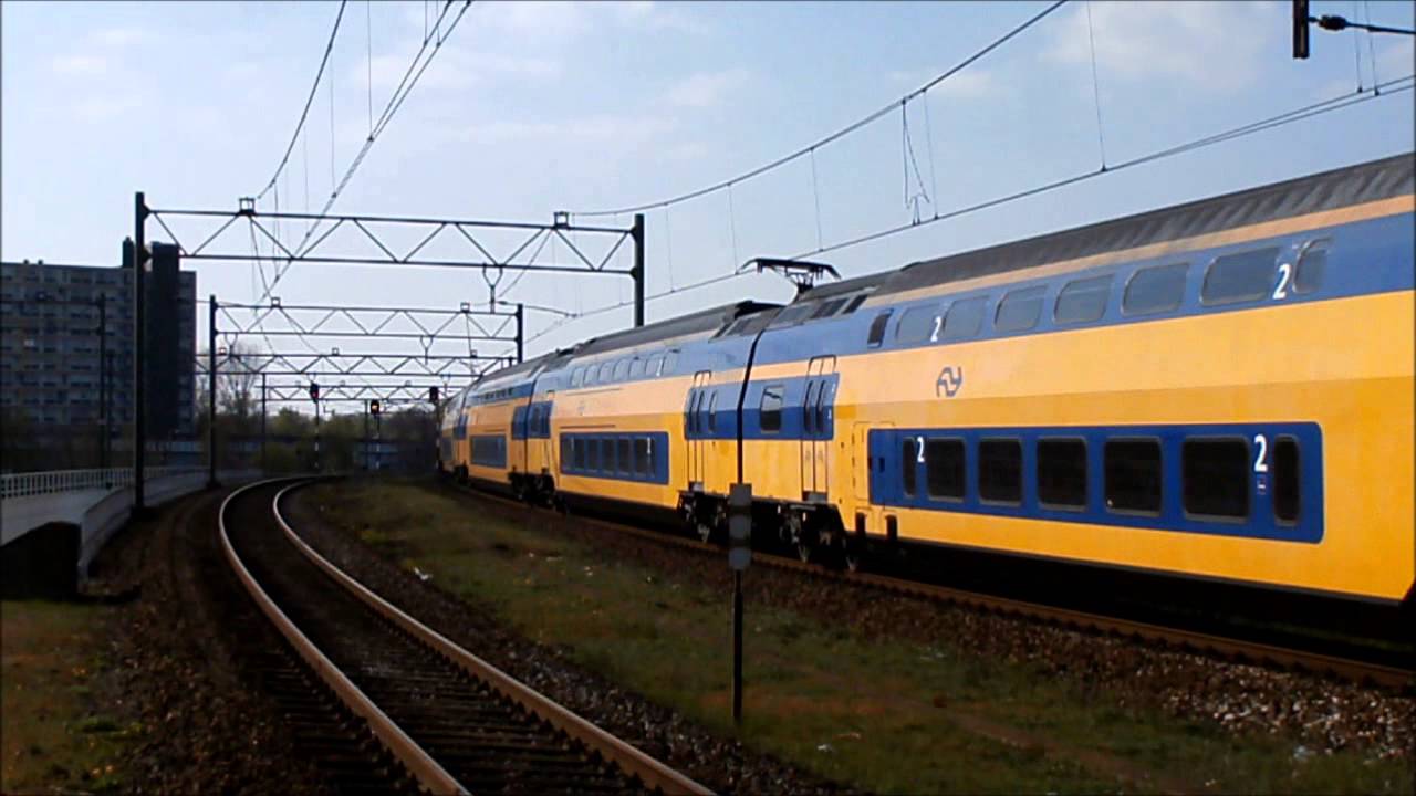 Treinen op station Schiedam Centrum, 1 mei 2013