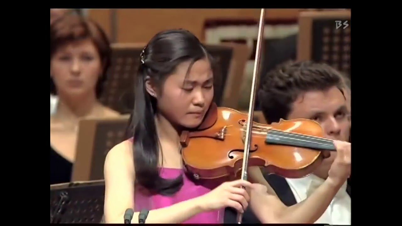 Shoji Sayaka Plays - Tchaikovsky Violin Concerto, Op.35 [720p]