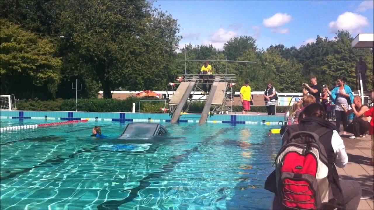 Auto te water in Moekesgat