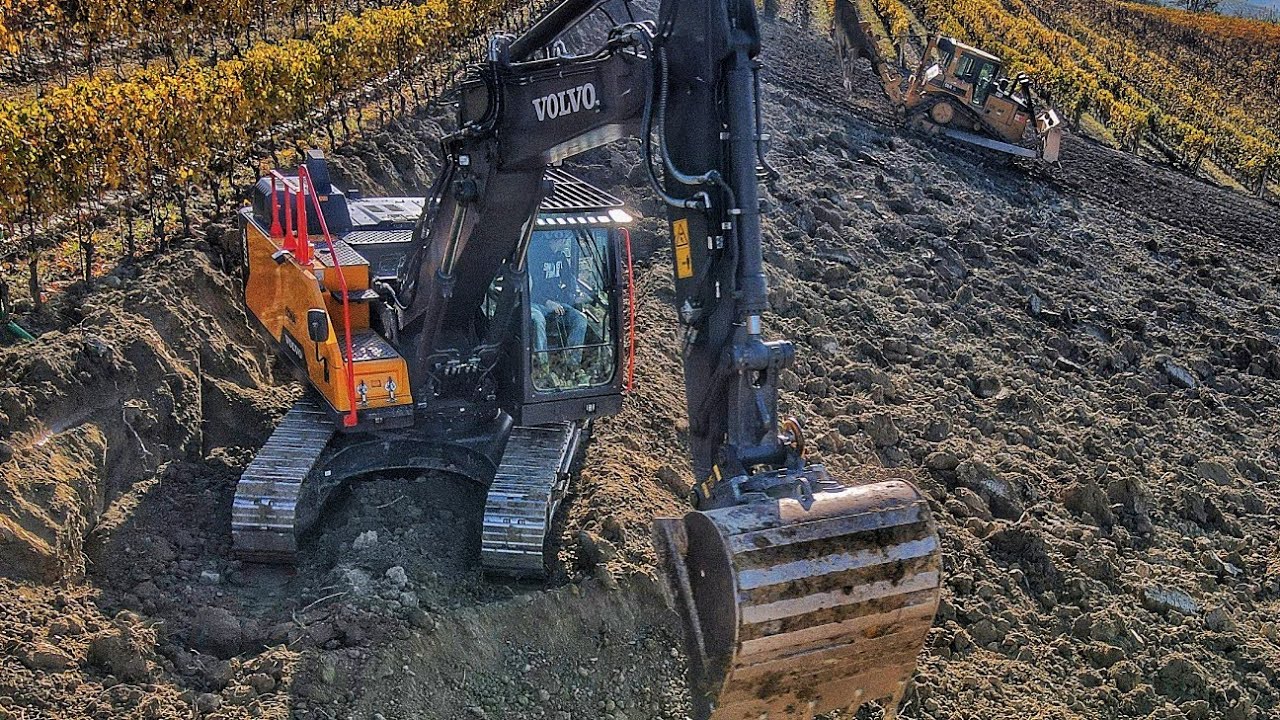 Volvo EC220eLN CAT D6 preprazione nuovo impianto vigneto Team Ghisolfi