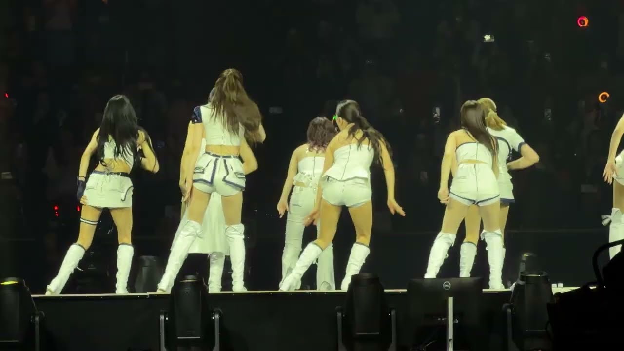[4K] Twice - SET ME FREE (Live from the PIT!)