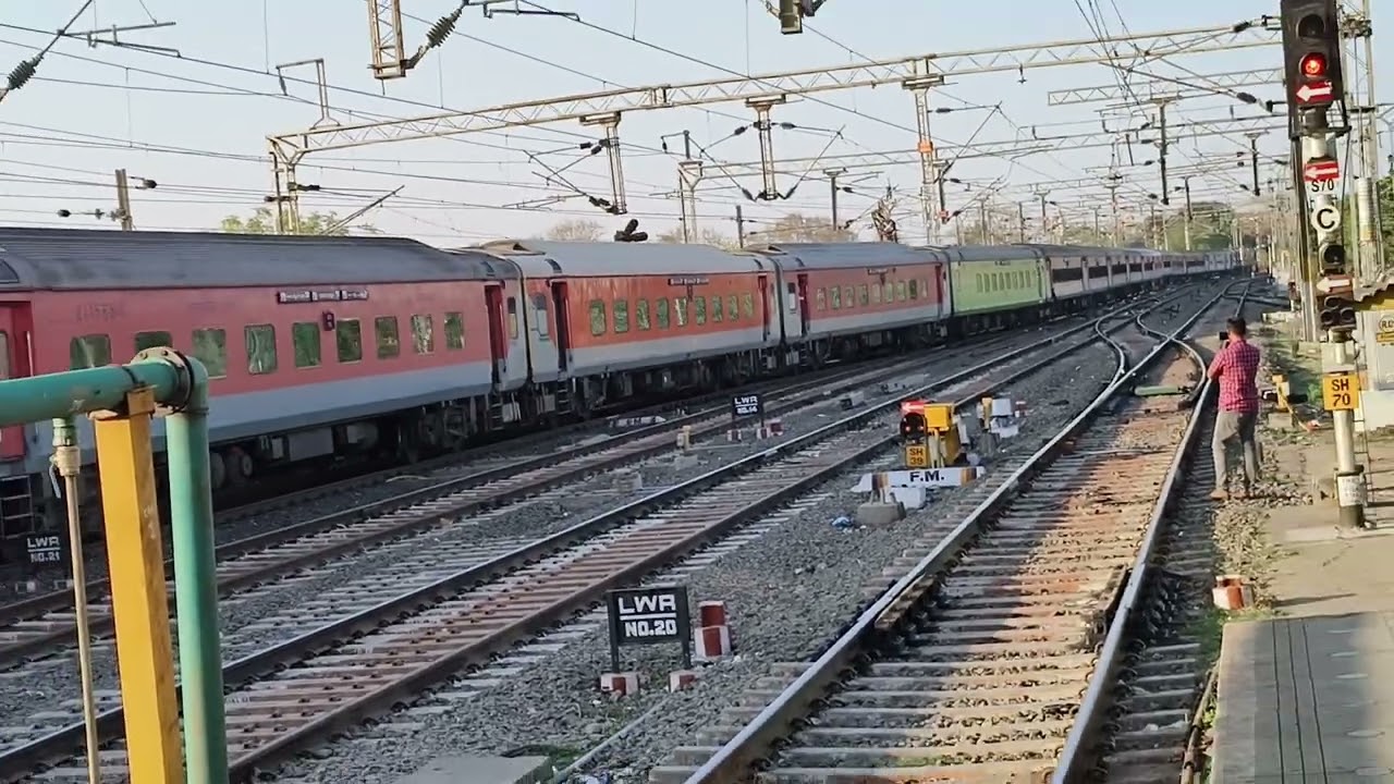 12721 Hyderabad Hazrat Nizamuddin dakshin Express departure at Bhopal junction 
