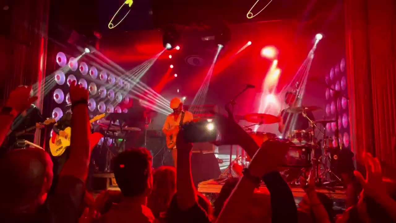 El Columpio Asesino - “Toro” en directo en Zaragoza en la sala Oasis (27/10/23)