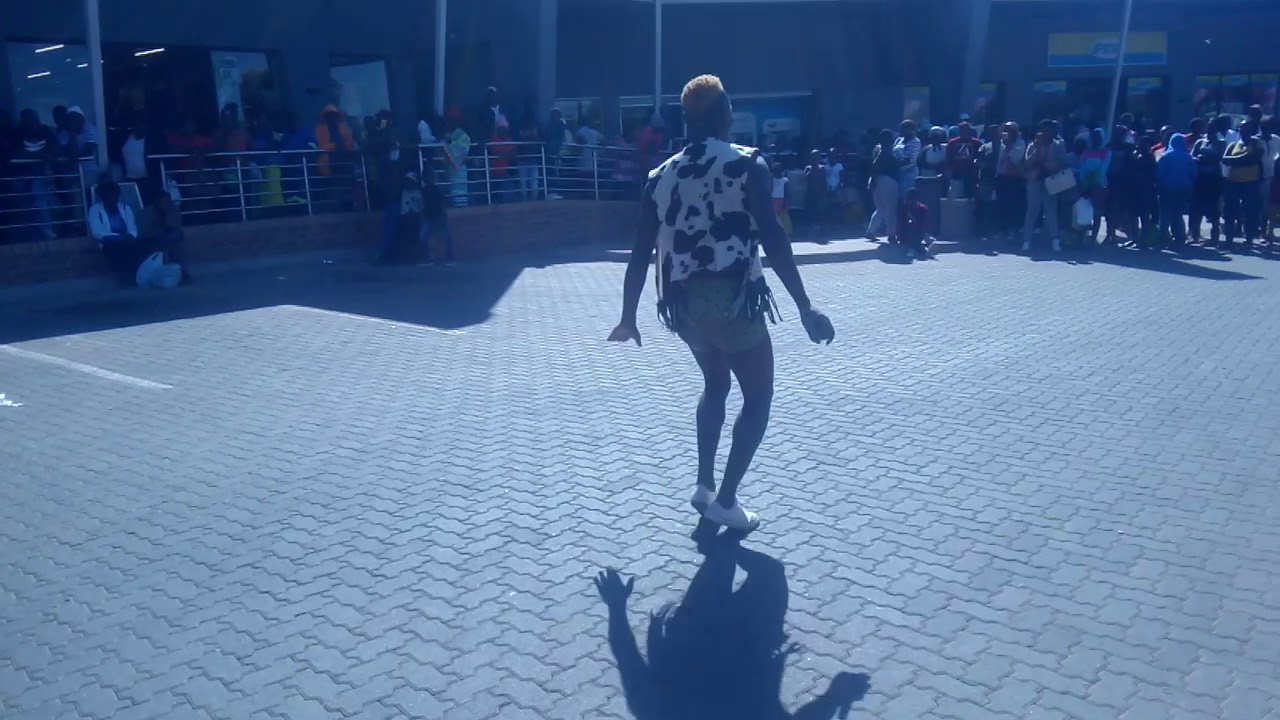 Vho Joe dancing with moque Slenderboy