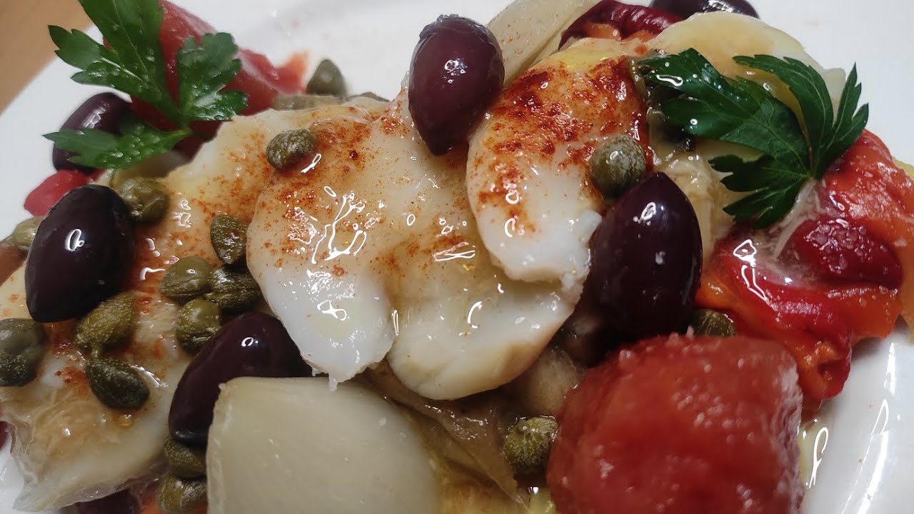BACALAO CON ESCALIBADA SOBRE PATATA ASADA