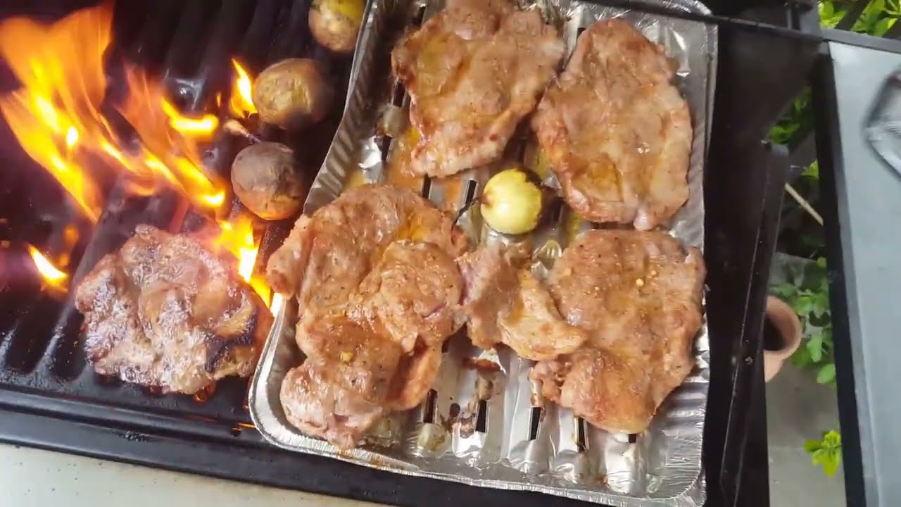 robimy grilla ,jara się mięso ale jest smacznie i wesoło StarTV :)