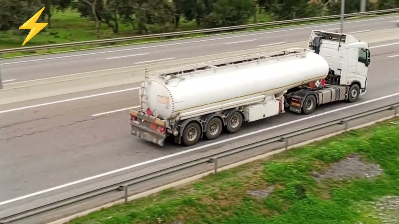 يوم مع سائق شاحنة في الطريق الطويل #شاحنة #سائق #الطريق #نقل #سياقة #Truck #LongHaul #TruckLife 