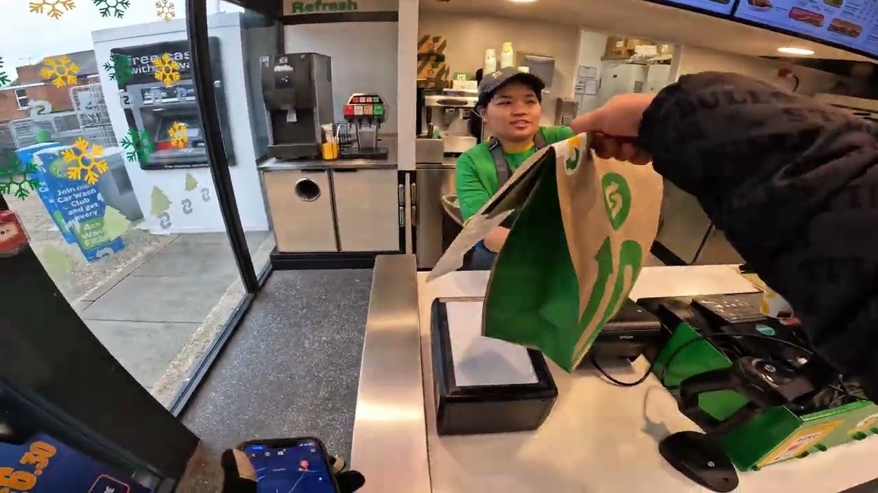 С Новым 2026 годом, семья YouTube! Видео от первого лица о Uber Eats.