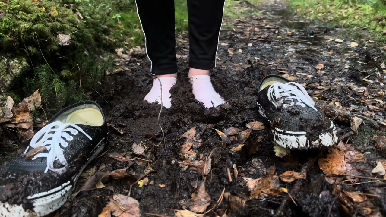 my oily shoes and socks in the mud🤩