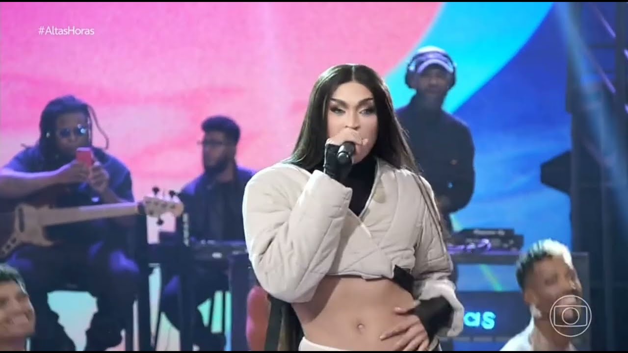 Pabllo Vittar performando 