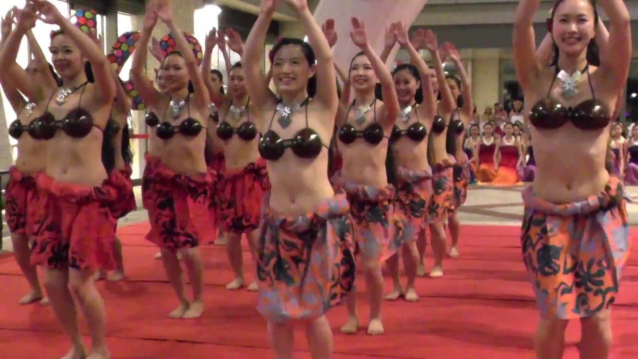 女子大生が踊る、大人数でのタヒチアンダンス。