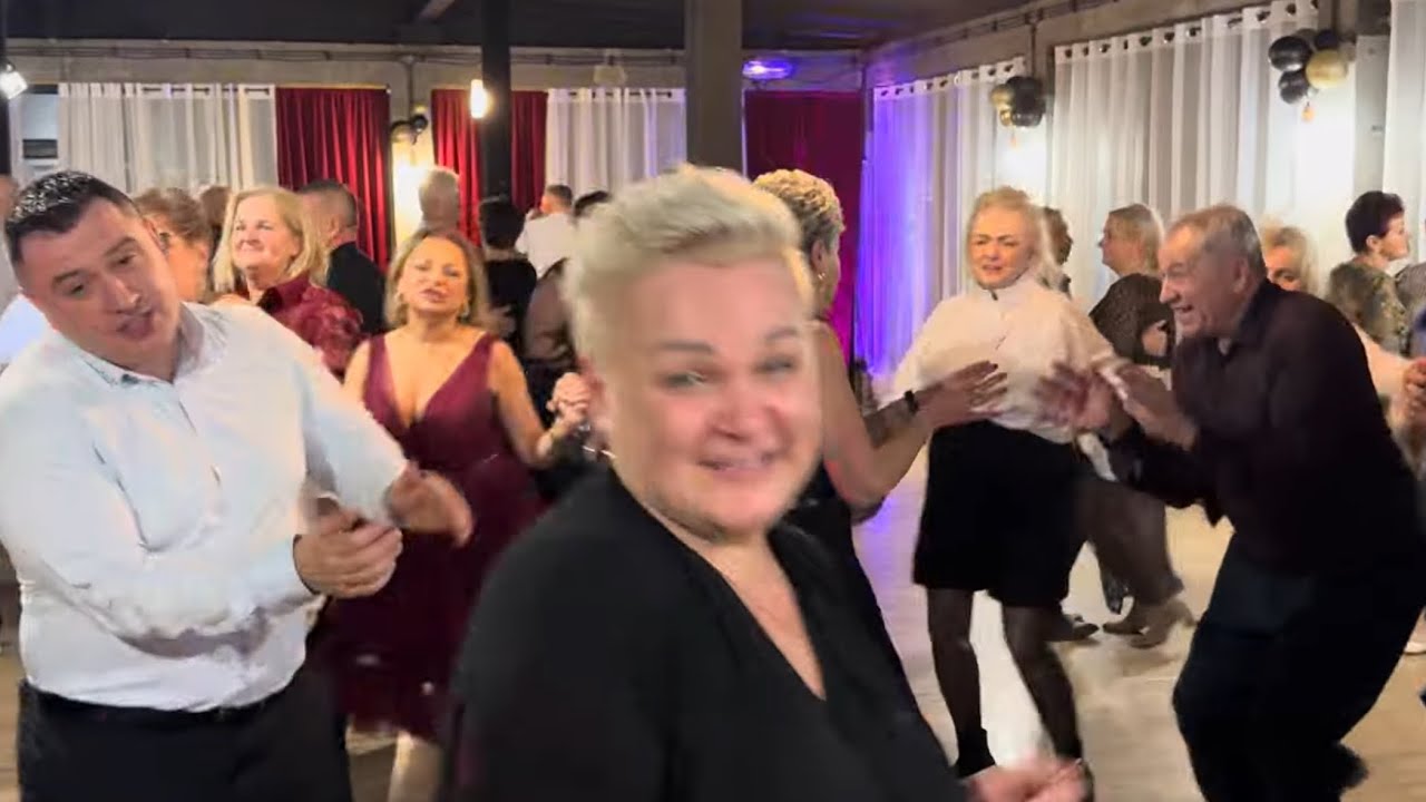 Przy takiej muzyce z taką wspaniałą kapelą Zbigniewa Ciechowicza goście szaleją na parkiecie 
