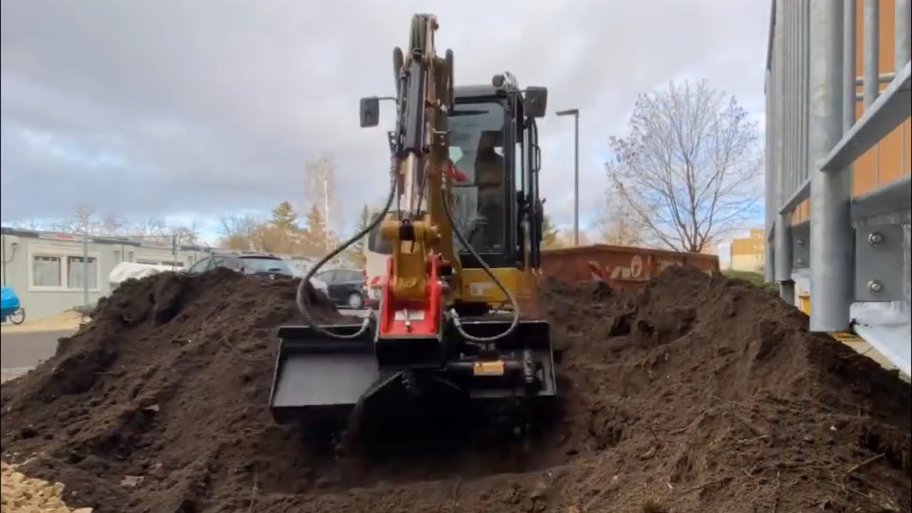 Baggerarbeiten mit CAT 301.6 NextGen, Rabatten setzen, Splitt abziehen, Gewegplatten verlegen etc.